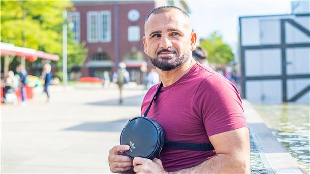 Mohammed Zaher, Cheftrainer des Weser-Boxrings, hat dank freundlicher Hilfe eines syrischen Flüchtlings seine verlorene Tasche wiederbekommen.