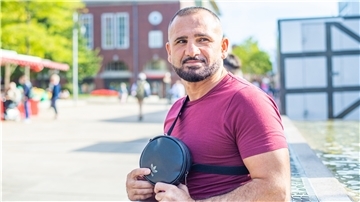 Mohammed Zaher, Cheftrainer des Weser-Boxrings, hat dank freundlicher Hilfe eines syrischen Flüchtlings seine verlorene Tasche wiederbekommen.