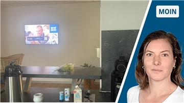 Zweigeteiltes Bild: Links ein Flachbildschirm in einer Küche, rechts ein Porträt einer Frau