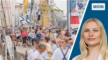 Zweigeteiltes Bild: links Menschen am Hafen, rechts NZ-Reporterin Marie Petersen.