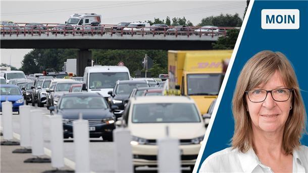 Viele Autos stehen hintereinander auf einer Straße.