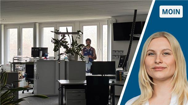 Zweigeteiltes Bild: links ein Büro mit Schreibtischen und Pflanzen, außerdem ein Pappaufsteller, der vor einem Fenster steht; rechts eine junge Frau mit blonden Haaren, die ein weißes Oberteil trägt und in die Kamera schaut. Sie ist bis zu den Schultern zu sehen.