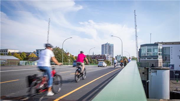 Momentan dürfen Radfahrer auf einem Teil des Fußwegs fahren oder auf der Fahrbahn. Ab Oktober beginnt der Radfahrstreifen-Test.