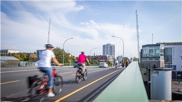 Momentan dürfen Radfahrer auf einem Teil des Fußwegs fahren oder auf der Fahrbahn. Ab Oktober beginnt der Radfahrstreifen-Test.