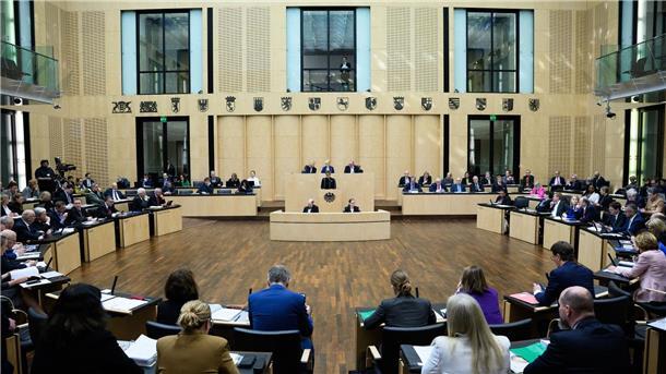 Bundesrat billigt Aufbau eines Wasserstoff-Kernnetzes Mona Neubaur während ihrer Rede im Deutschen Bundesrat.