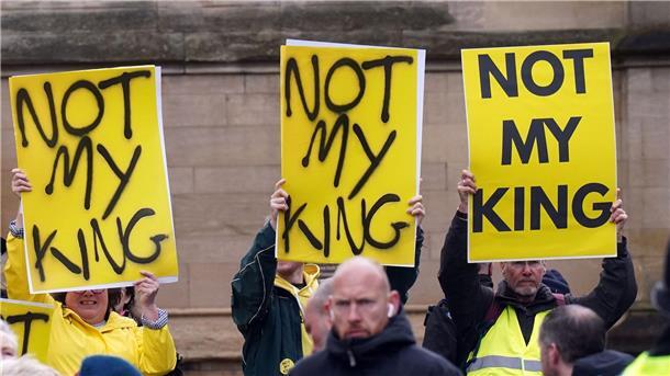 Gegenwind fürs Königshaus - Proteste gegen Charles geplant Monarchie-Gegner tragen Plakate mit der Aufschrift „Not My King“ (dt: nicht mein König), während sie auf die Ankunft von Charles und Camilla zum königlichen Gründonnerstagsgottesdienst im York Minster warten.