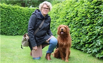 Monika Bammann mit Schulhund Beppo
