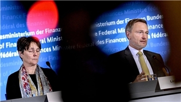 Monika Heinold (l) von den Grünen hat Pläne des Finanzministers zu finanziellen Kürzungen für die Länder scharf kritisiert. (Archivbild)