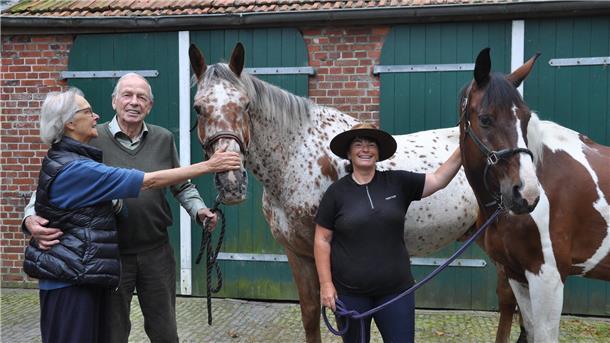 Monika Scheibenzuber (rechts) war mit ihren Pferden Johnny und Hidalgo jetzt auf dem Hof Sarve von Gralf und Adelheid Meentzen am Heetweg zu Gast. Hinter ihr lag ein 500 Kilometer langer Ritt vom Westerwald an die Küste.