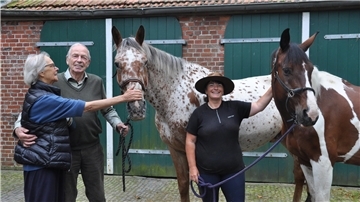 Monika Scheibenzuber (rechts) war mit ihren Pferden Johnny und Hidalgo jetzt auf dem Hof Sarve von Gralf und Adelheid Meentzen am Heetweg zu Gast. Hinter ihr lag ein 500 Kilometer langer Ritt vom Westerwald an die Küste.