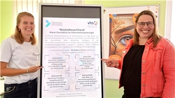 Monika van Büren und Anke Renken präsentieren den „Media-Weser-Check“.