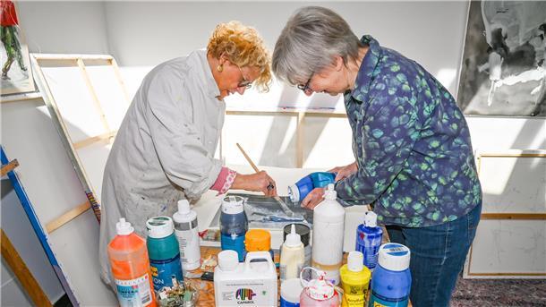 Monique Maeno (links) aus Paris und Barbara Moysich aus Bremerhaven kennen sich seit 1971 und malen seit Jahren gemeinsam, auch in Moysichs kleinem privaten Atelier in Geestland.