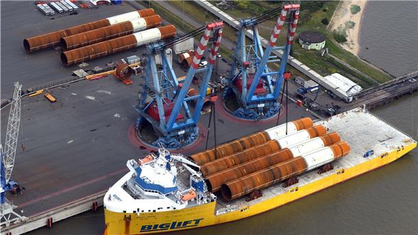 Monopiles von Steelwind werden auf ein Schiff verladen.