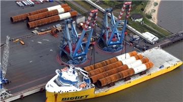 Monopiles von Steelwind werden auf ein Schiff verladen.
