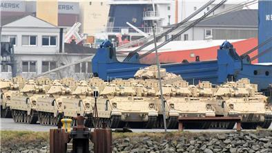 Montag, 20. Februar, im Kaiserhafen von Bremerhaven: Wieder gelangen Panzer und andere Militärfahrzeuge aus den USA per Seeweg über Bremerhaven nach Europa. Sie wurden mit Hilfe der BLG entladen. Unser Bild zeigt Schützenpanzer vom Typ "Bradley".