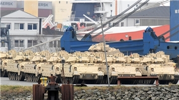Montag, 20. Februar, im Kaiserhafen von Bremerhaven: Wieder gelangen Panzer und andere Militärfahrzeuge aus den USA per Seeweg über Bremerhaven nach Europa. Sie wurden mit Hilfe der BLG entladen. Unser Bild zeigt Schützenpanzer vom Typ "Bradley".