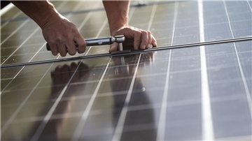 Montage von Photovoltaikmodulen auf dem Dach eines Wohnhauses.