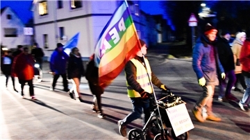 Montagsspaziergang in Bremerhaven mit Fahnen - rund 25 Menschen sind am Montag in Wulsdorf mitgelaufen.