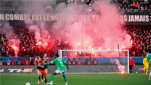 Montpelliers Fans zünden Pyrotechnik.