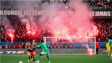 Montpelliers Fans zünden Pyrotechnik.