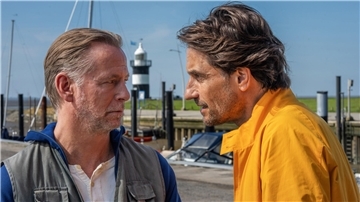 Mord oder Watt? Tim Seebach (Oliver Mommsen, re.) befragt den Hafenmeister (André Erkau, li.). Im Hintergrund: Der kleine Preuße von Wremen.