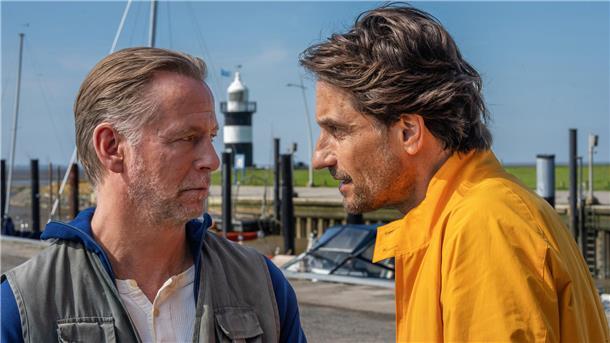 Mord oder Watt? Tim Seebach (Oliver Mommsen, re.) befragt den Hafenmeister (André Erkau, li.). Im Hintergrund: Der kleine Preuße von Wremen.