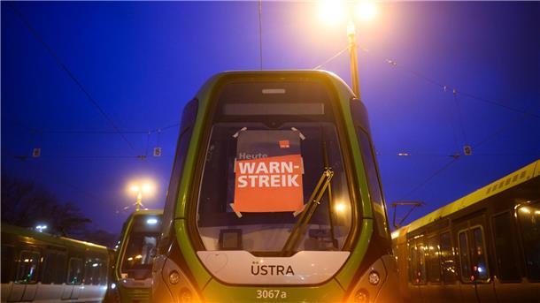 Neue Warnstreiks: Bus und Bahn fallen vielerorts aus Morgen stehen auch die Stadtbahnen der Üstra in Hannover still (Symbolbild).