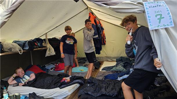 Morgenroutine im Camp "Kleefeld". In dem mit acht Teilnehmern belegten Zelt ist die Stimmung ausgelassen. Das Zähneputzen darf auch im Zeltlager nicht fehlen.
