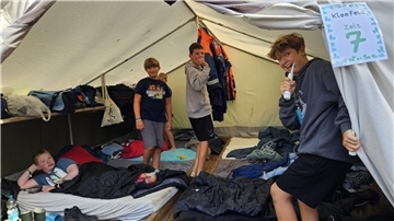 Morgenroutine im Camp "Kleefeld". In dem mit acht Teilnehmern belegten Zelt ist die Stimmung ausgelassen. Das Zähneputzen darf auch im Zeltlager nicht fehlen.