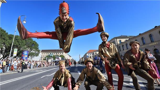 Lustige Tänzer und traditionelle Kleider Moriskentanz ist ein lustiger Tanz.