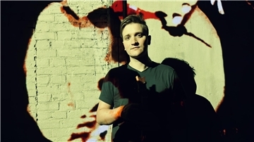 Ein Mann vor einer Wand: der Musiker Moritz Hansen