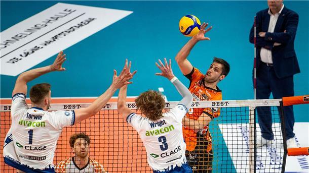 Meister-Bier aus Schuhen: Berlin Volleys feiern Dominanz Moritz Reichert verwandelte den Matchball.