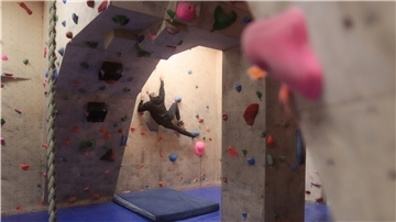 Moritz Schmeckies klettert in der Halle des Bremerhavener Boulderclubs in der Moltkestraße.