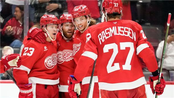 Draisaitl mit Vorlage: Oilers holen zweiten Sieg in NHL Moritz Seider (zweiter von rechts) erzielte sein erstes Saisontor - zum Sieg für die Detroit Red Wings reichte das nicht.