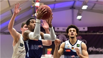 Moses Pölking (rechts) und Kasey Hill (Mitte, beide Eisbären Bremerhaven) gegen Jonathan Maier (Nürnberg Falcons).