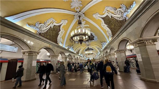 Moskauer Metro wird 90 – Mehr als Stalins Paläste fürs Volk Moskaus Metro feiert in diesem Jahr ihr 90-jähriges Bestehen - die Station Komsomolskaja ist besonders prachtvoll.