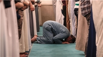 Moslems beten in der Moschee von Scheich Abdul Qadir Al-Kilani.