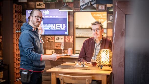Motato-Restaurant-Inhaber Gregor Lewicki (links) mit Gast Holger Lankenau.