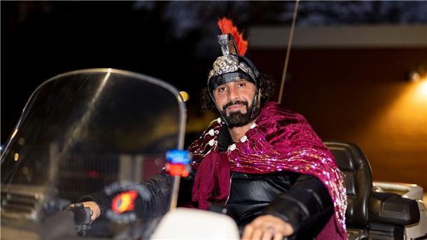 Pferd krank: Sankt Martin reitet in Essen auf Motorrad Motorrad statt Pferd: In Essen hat ein Martinsdarsteller umgesattelt.