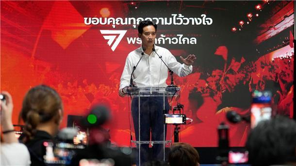 Junge Opposition holt den Wahlsieg in Thailand Move-Forward-Parteichef Pita Limjaroenrat spricht mit den Medien im Hauptquartier seiner Partei.