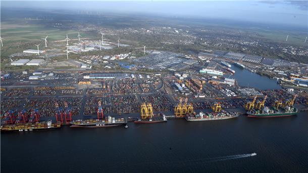 MSC und Cosco sind nur zwei von vielen Reedereien, die mit ihren Containerschiffen den Bremerhavener Hafen anlaufen.