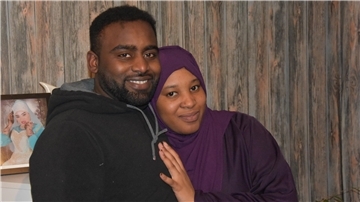 Das Foto zeigt Mudether Fadal Abdullah und seine Frau Rayyan. 