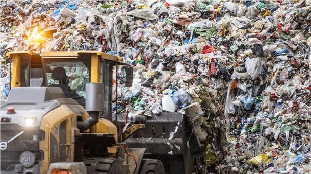 EU-Länder wollen Verpackungsmüll reduzieren Müll überwiegend aus dem sogenannten „Gelben Säcken“ wird nach der Anlieferung von einem Radlader in die Sortieranlage für Leichtverpackungen transportiert.