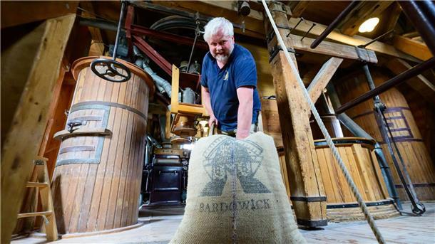 Mahlen als alte Handwerkskunst bei Lüneburg Müller Eckhard Meyer führt den Betrieb in sechster Generation.