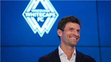Müller hatte Spaß bei seiner Vorstellung und platzierte auch auf Englisch seine Scherze.