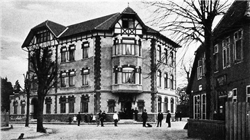 „Müller’s Hotel“ in Zeven - 1905 errichtet und ein Prachtbau damals. Seit 1956 ist das Gebäude Sitz der Polizei. Ende des Jahres zieht die Wache um. Die heruntergekommene Bude fällt an die Stadt Zeven.