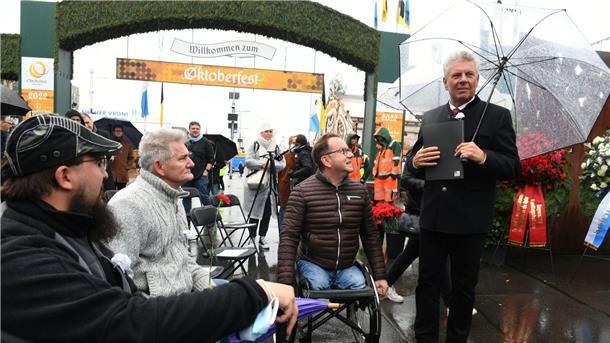 Münchens Oberbürgermeister Dieter Reiter trifft bei der Gedenkveranstaltung für die Opfer des Oktoberfest-Attentats am Denkmal vor dem Haupteingang Betroffene.