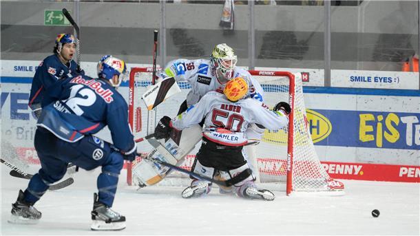 Münchens Stürmer bedrängten das Pinguins-Tor sehr intensiv. In dieser Szene prallt Patch Alber bei einem Abwehrversuch in Torhüter Maximilian Franzreb, Ben Smith (links) nutzt die Chance zum 4:0