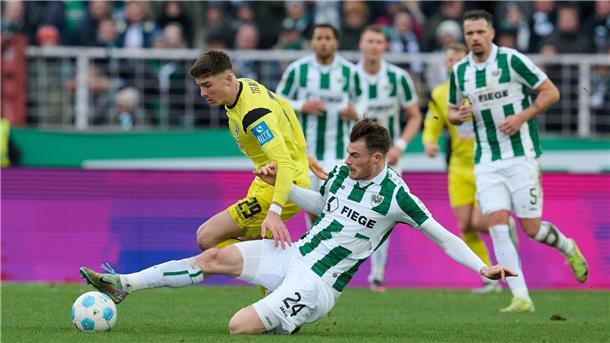 Münster und Ulm trennen sich im Aufsteigerduell torlos Münsters Niko Koulis verhindert eine Chance des Ulmers Semir Telalovic (l).