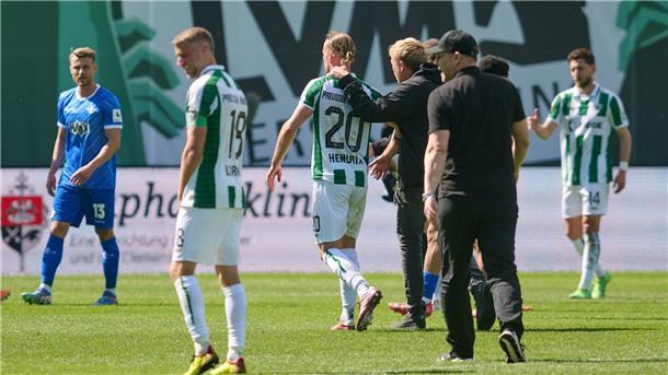 Ex-Nationalspieler wird Teamchef in Münster Münsters Trainer Sascha Hildmann geht nach dem Spiel über den Rasen.